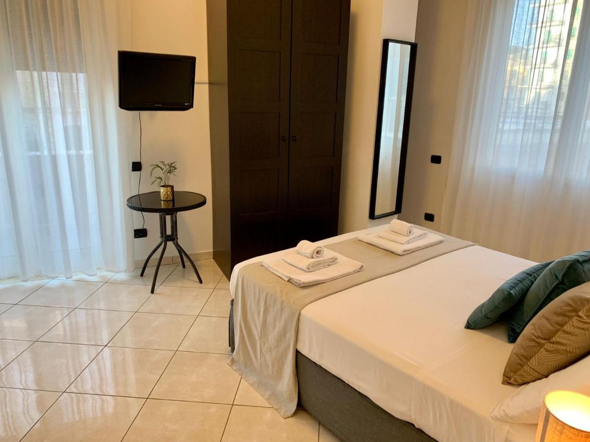 Hotel Tuanis à Naples Extérieur photo
