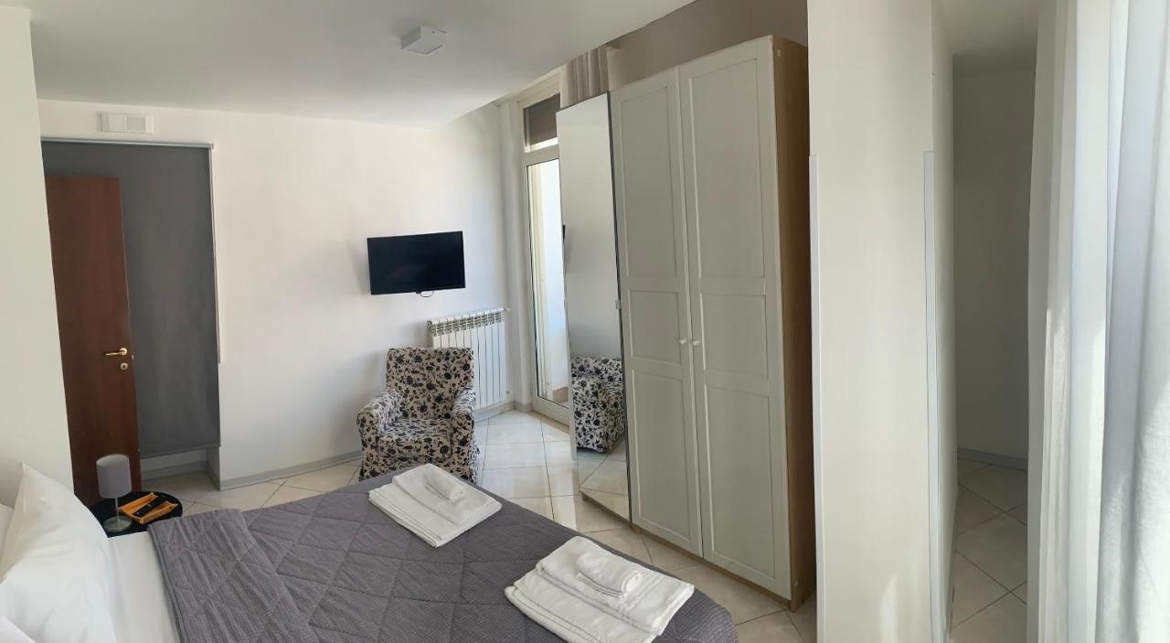 Hotel Tuanis à Naples Extérieur photo