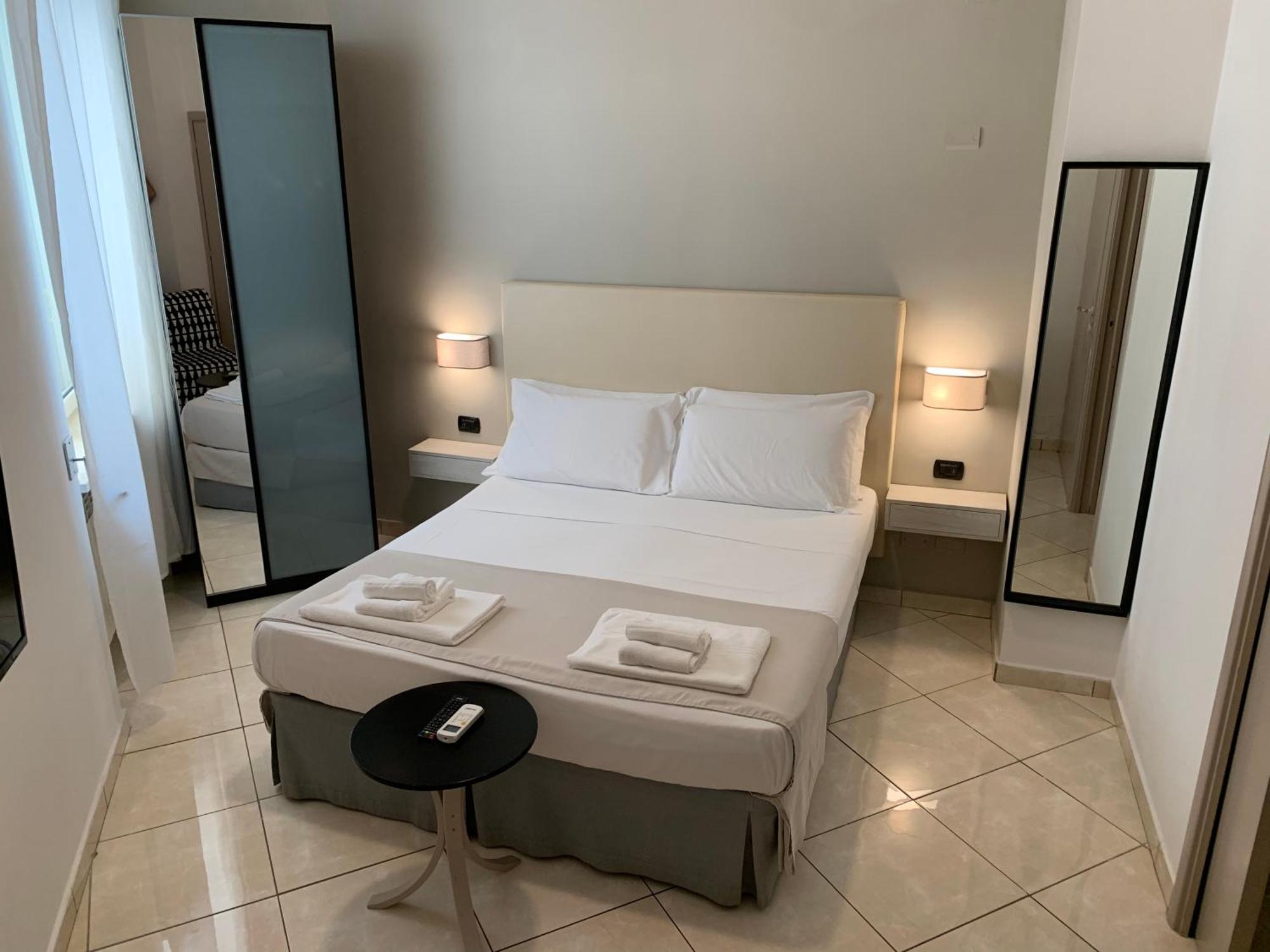 Hotel Tuanis à Naples Extérieur photo