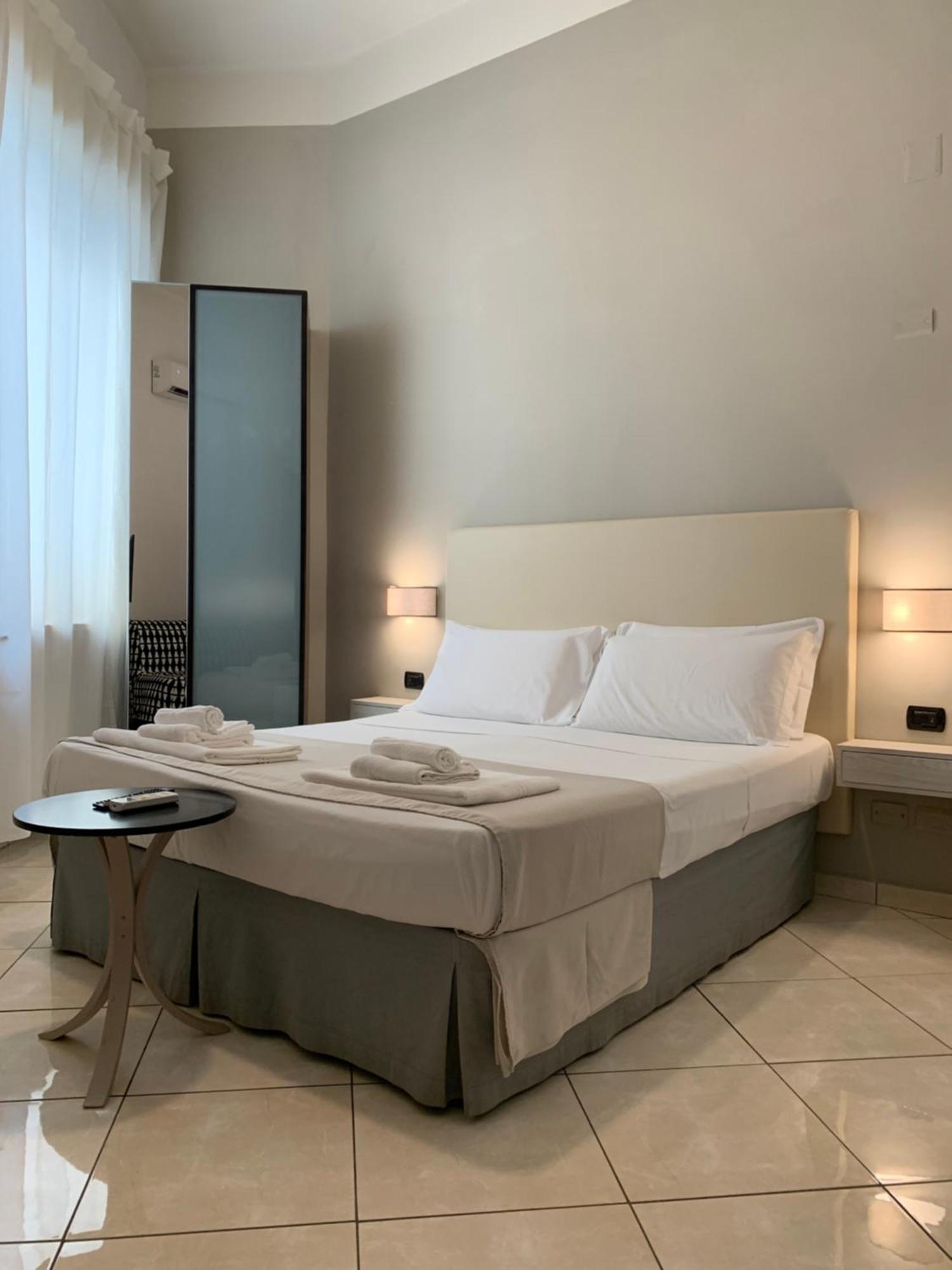 Hotel Tuanis à Naples Extérieur photo