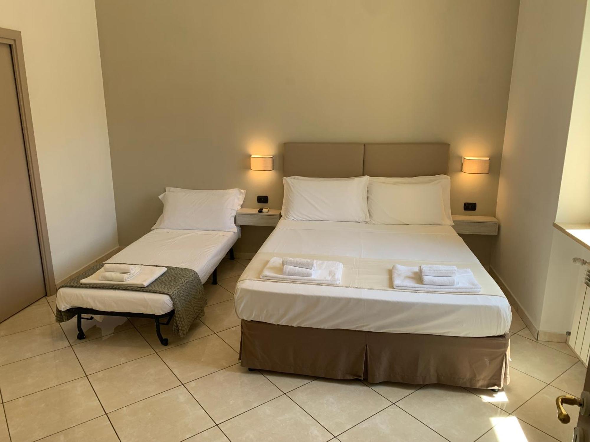 Hotel Tuanis à Naples Extérieur photo