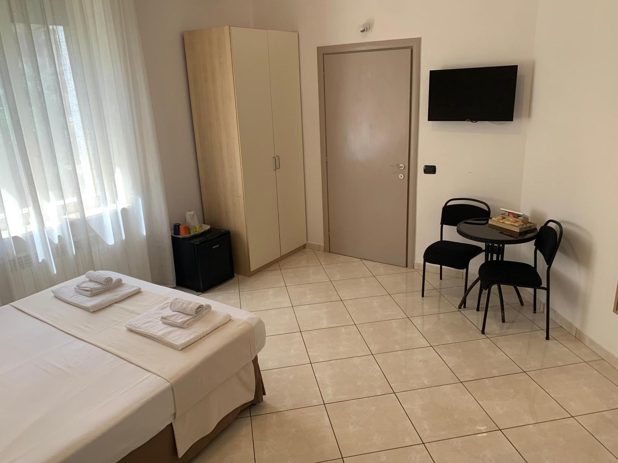 Hotel Tuanis à Naples Extérieur photo