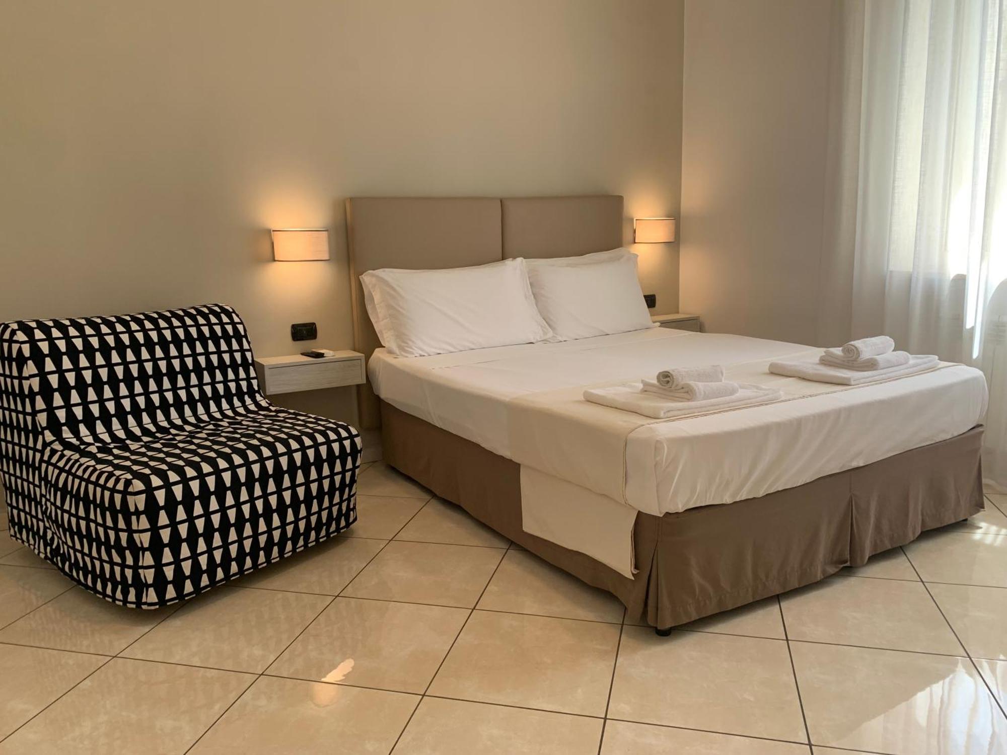 Hotel Tuanis à Naples Extérieur photo