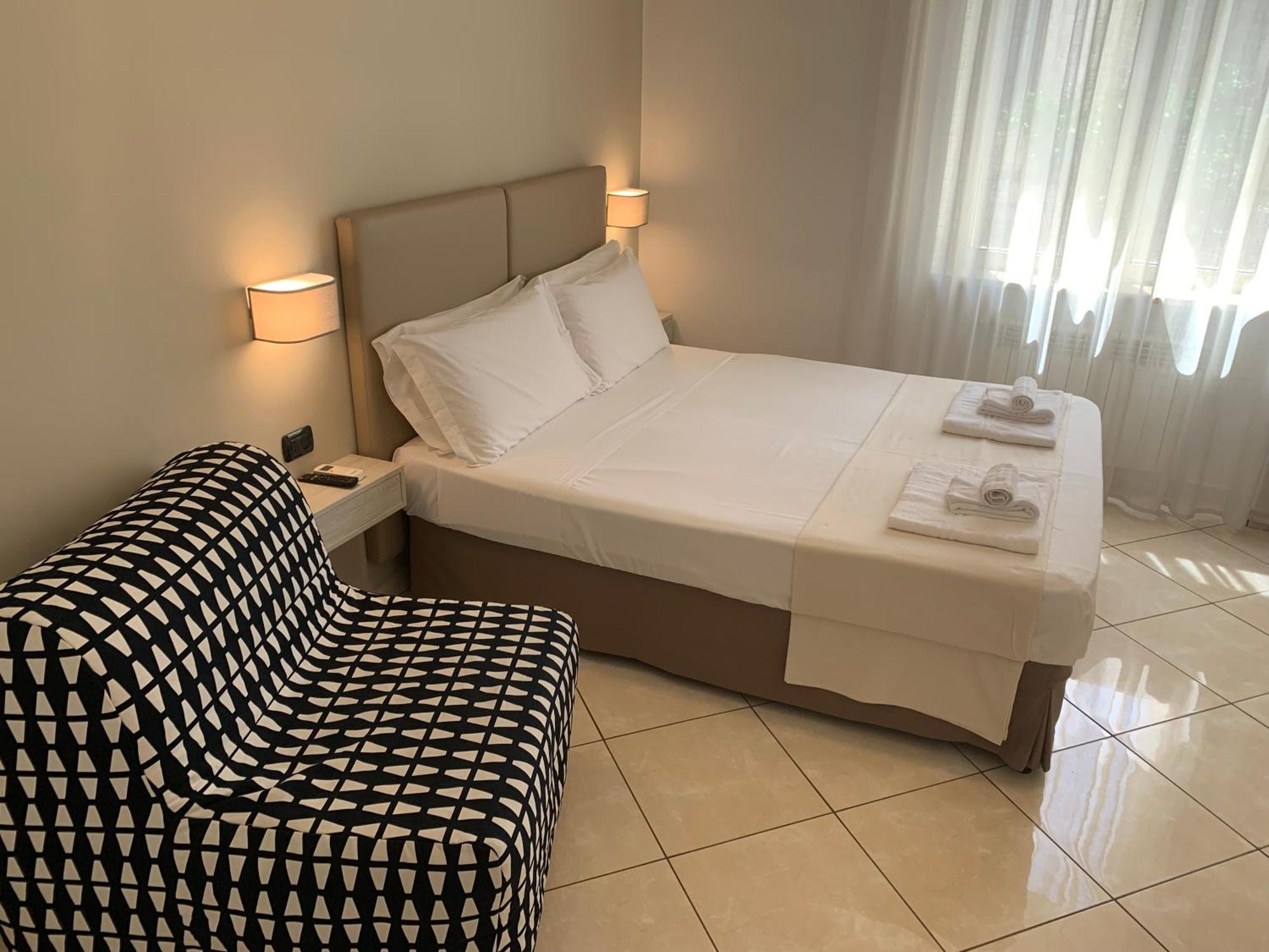 Hotel Tuanis à Naples Extérieur photo