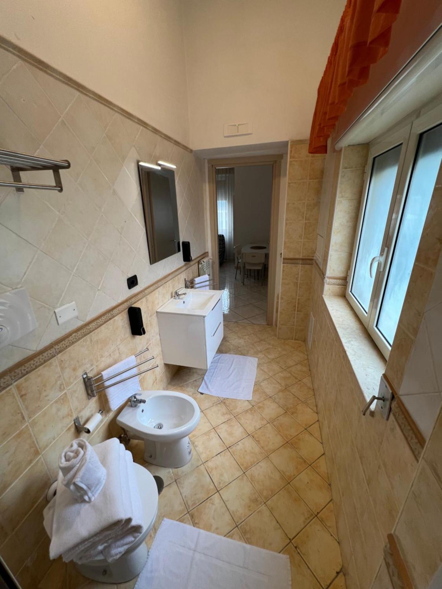Hotel Tuanis à Naples Extérieur photo